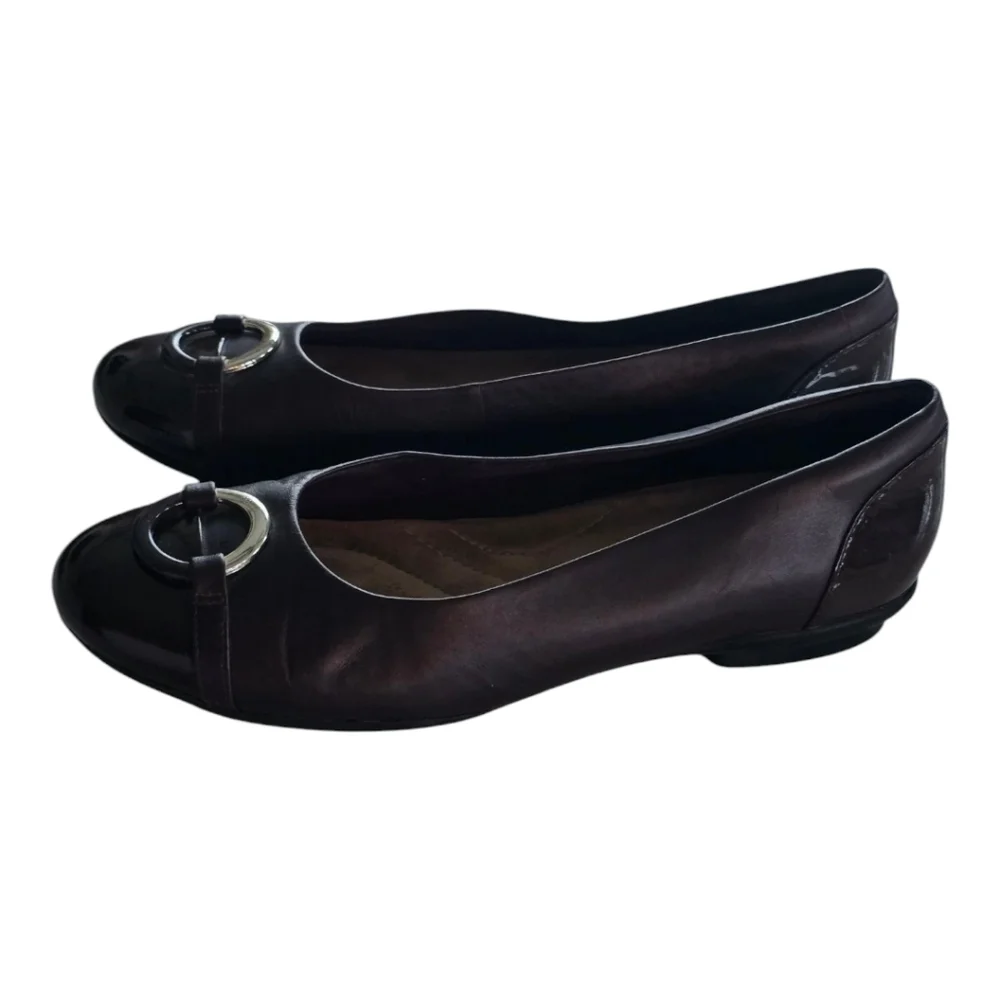Clarks Womens Leather Slip-On Flats 9.5 Buckle Detail Burgundy Exellent